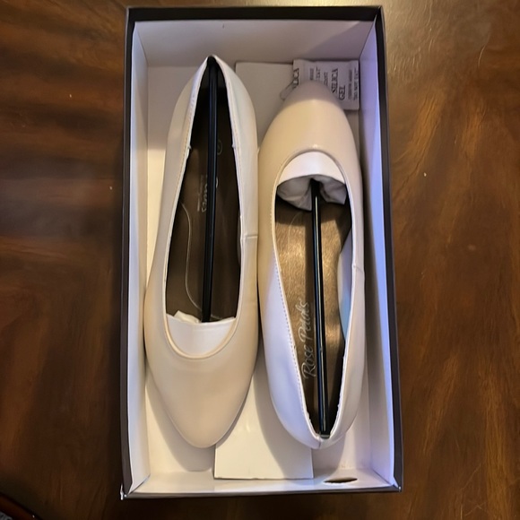 (#132) NWT ladies beige flats by Rose Petals/Walking Cradles. Size 6 1/2 medium - Picture 2 of 8